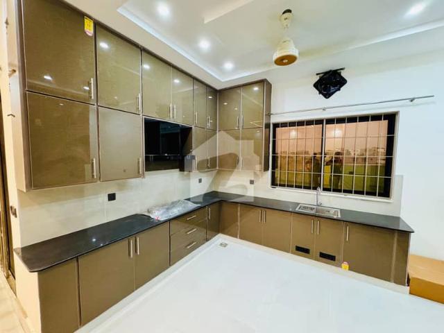 One Kanal Upper Portion Availble For Rent In Lake City