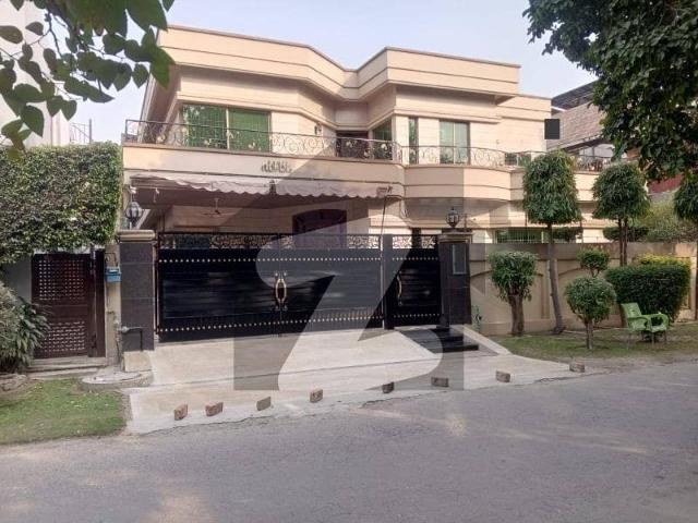 One Kanal Used Modern Design Owner Build Bungalow For Sale At Prime Location Of DHA Lahore Near To Park Masjid & Commercial Market