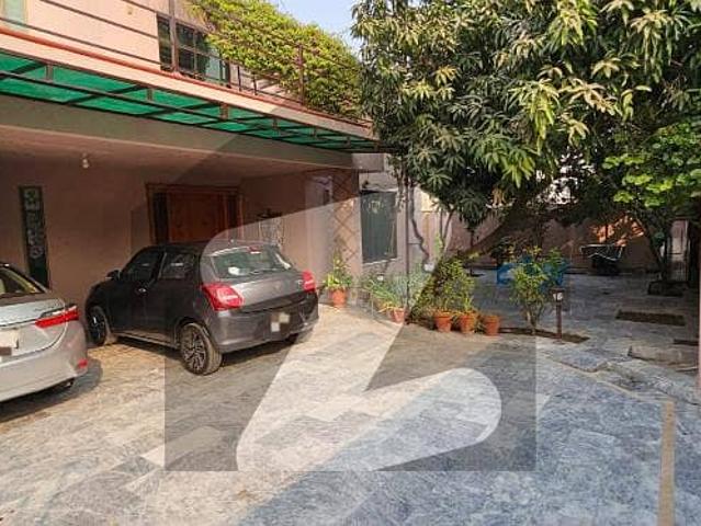 One Kanal Used Modern Design Owner Build Bungalow For Sale At Prime Location Of DHA Lahore Near To Park Masjid & Commercial Market