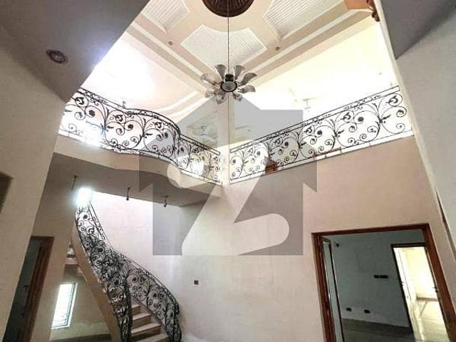 One Kanal Used Modern Design Bungalow For Sale At Prime Location Of DHA Lahore Near To Park Masjid & Commercial Market