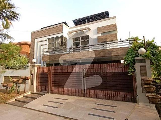 One Kanal Used Modern Design Bungalow For Sale At Prime Location Of DHA Lahore Near To Park Masjid & Commercial Market
