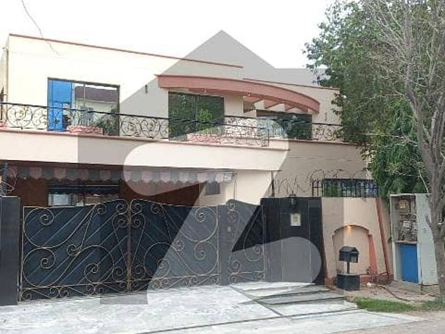 One Kanal Used Modern Design Bungalow For Sale At Prime Location Of DHA Lahore Near To Park Masjid & Commercial Market