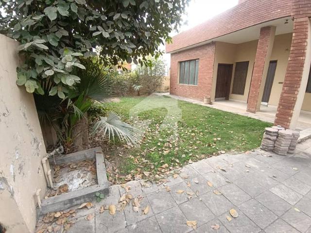 One Kanal Used Modern Design Single Storey 3 Bedroom Bungalow For Sale At Prime Location Of DHA Lahore Near To Park Masjid & Commercial Market