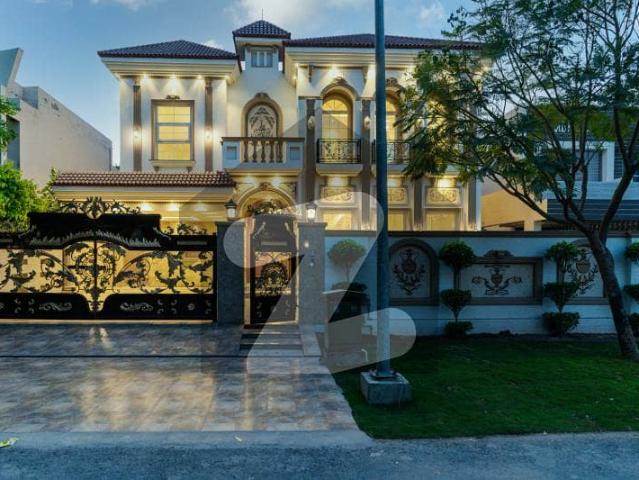 One Kanal Used Modern Design Well Maintained Bungalow For Sale At Prime Location Of DHA Lahore Near To Park Masjid & Commercial Market