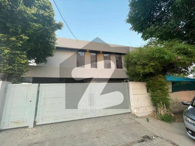 One Kanal Used Modern Design 5 Bedroom Bungalow For Sale At Prime Location Of DHA Lahore Near To Park Masjid & Commercial Market