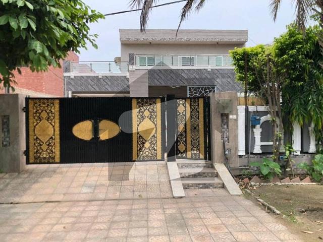 One Kanal Used Modern Design 6 Bedroom Double Unit Bungalow For Sale At Prime Location Of DHA Lahore Near To Park Masjid & Commercial Market