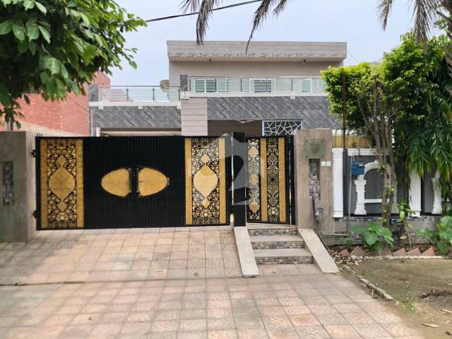 One Kanal Used Modern Design 6 Bedroom Double Unit Bungalow For Sale At Prime Location Of DHA Lahore Near To Park Masjid & Commercial Market