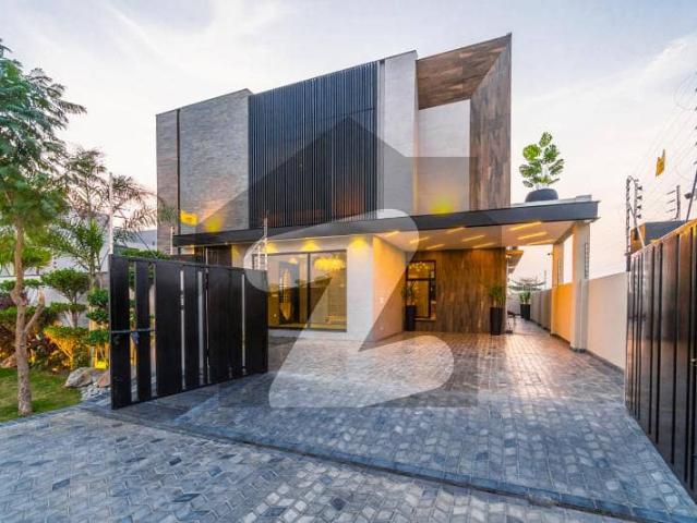 One Kanal Used MODREN Design 5 Bedroom Bungalow For Sale At Prime Location Of DHA Lahore Near To Park Masjid & Commercial Market