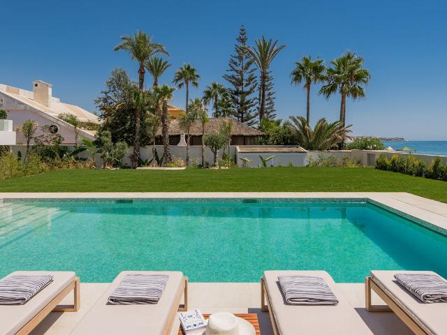 One La Cala, lo mejor de la vida en primera línea de playa: villa contemporánea con acceso directo al mar en Mijas Costa