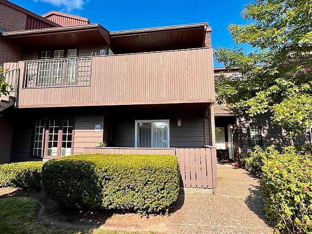 One Level Townhouse Condo In Manor Park Subdivision