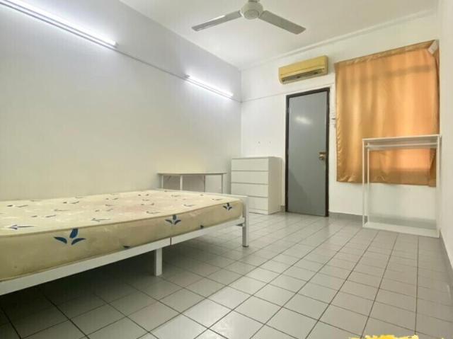 One Month Deposit! Middle Room at BU4, Bandar Utama Easy Access One Utama Mall
