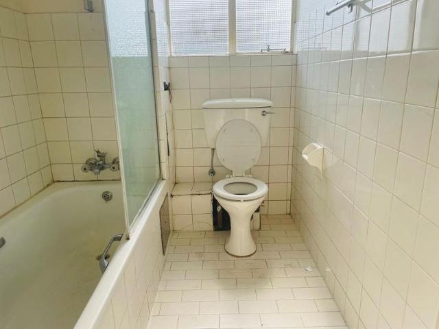 One Spacious Bedroom flat for Sale in Sunnyside Pretoria. no loadshedding