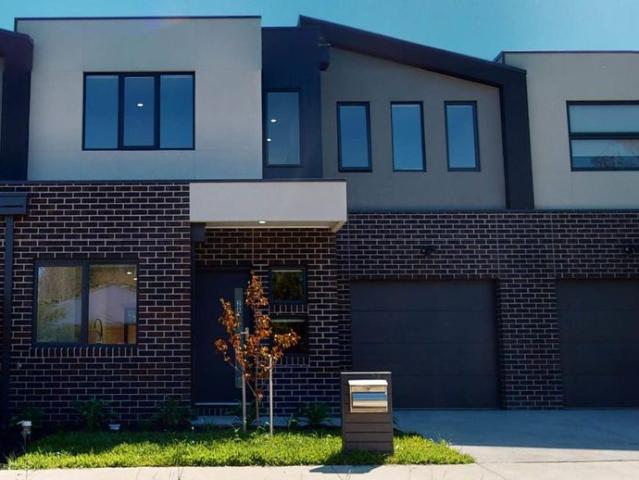 ONE WEEK FREE RENT OFFERED* Stunning three bedroom townhouse with study nook!