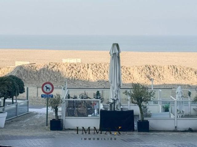Ongelooflijk breed te renoveren appartement op de Zeedijk na