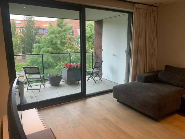 Ongemeubeld tweeslaapkamerappartement met berging én garagebox prachtige ligging in Stil Ende Brugge