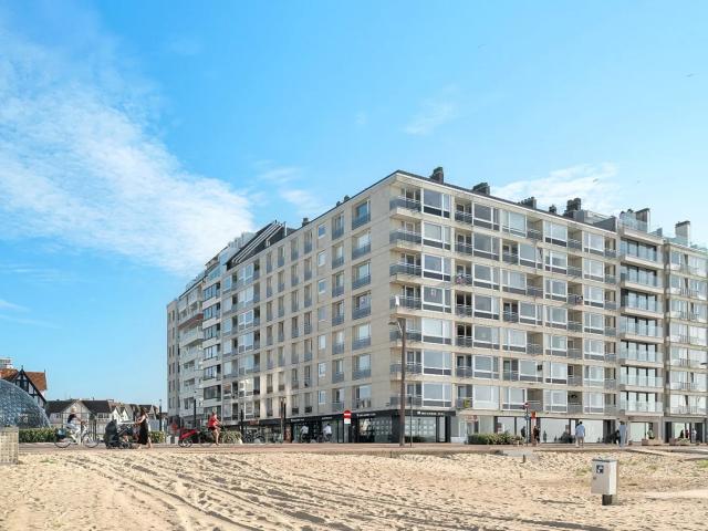Ongemeubeld appartement met 3 slaapkamers op de ZEEDIJK in het Zoute tegen het Albertplein