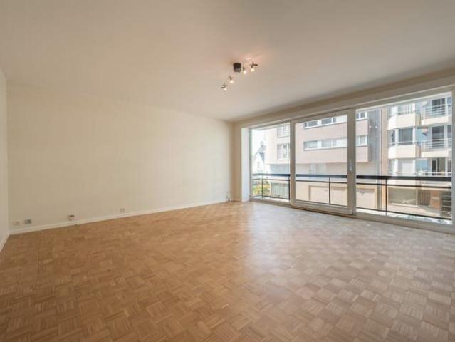 Ongemeubeld: appartement met 2 slaapkamers in een zijstra.