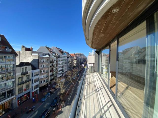 ONGEMEUBELD Exclusief en zeer lichtrijk appartement met 9