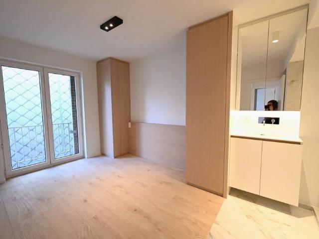 ONGEMEUBELD NIEUW Luxueus gerenoveerd appartement met 3 slaapkamers en met een OPEN ZICHT op het Burgemeester Frans Desmidtplein