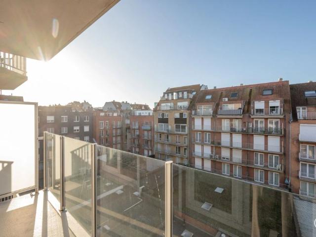 ONGEMEUBELD Récent appartement met mooie gevelbreedte centraal gelegen op de Lippenslaan te Knokke
