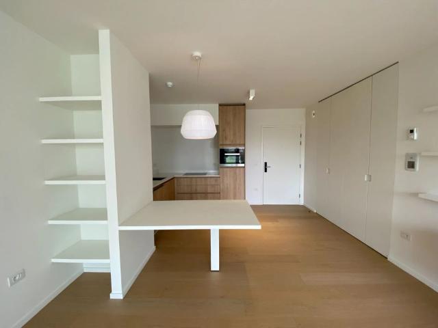 ONGEMEUBELD: SERVICEFLAT: Lichtrijk 1 slaapkamer appartement met een groot terras en mooi open zicht op het cultuurcentrum Scharpoord in de Residentie Cypres