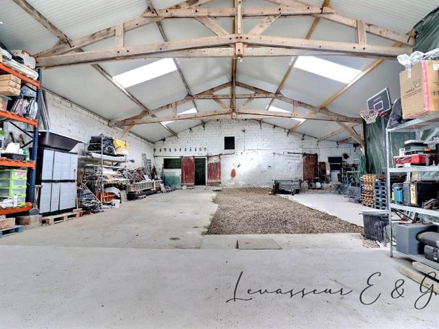 Ons en Bray Batiment de 500m² avec accès poids lourd Algeco idéale entrepreneur