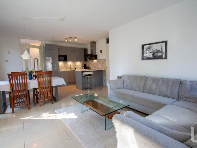 Ontdek deze sfeervolle en moderne tweelaagse hoekwoning aan het Ambonpad in Rotterdam! Deze woning biedt alles wat je nodig hebt voor comfortabel wonen in een rustige en gezellige buurt