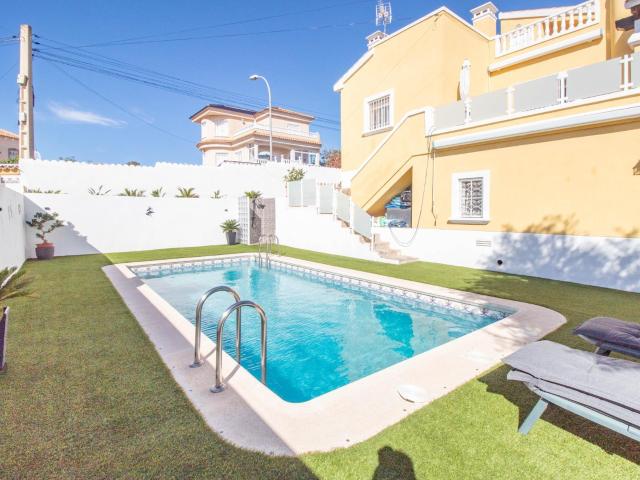 Os presentamos esta fantástica villa independiente con pisci. 130m² San Miguel de Salinas