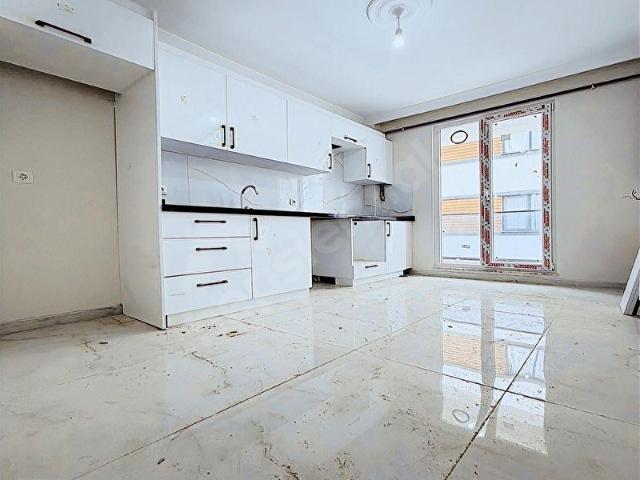 OSMANGAZİ'DE GENİŞ AİLEYE UYGUN CADDE ÜSTÜ 3+1 ARA KAT ZA483