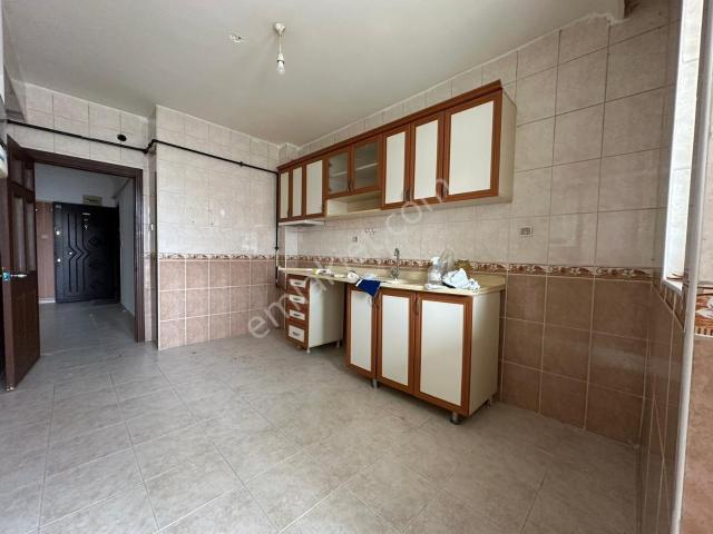 Osmangazide Pazar Yakını Kat Konumlu Asansörlü 3+1 Daire