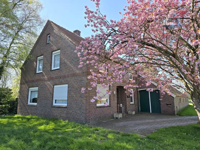Ostfriesisches Bauernhaus mit Weideland am Haus