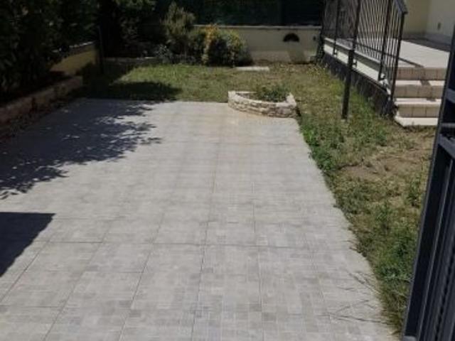 OSTIA TRILOCALE SEMI ARREDATO CON GIARDINO PRIVATO E POSTO AUTO SCOPERTO