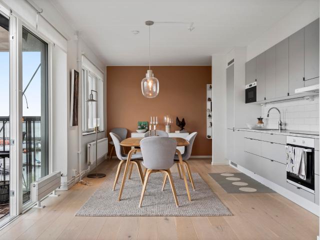 Östra Kasernvägen 12