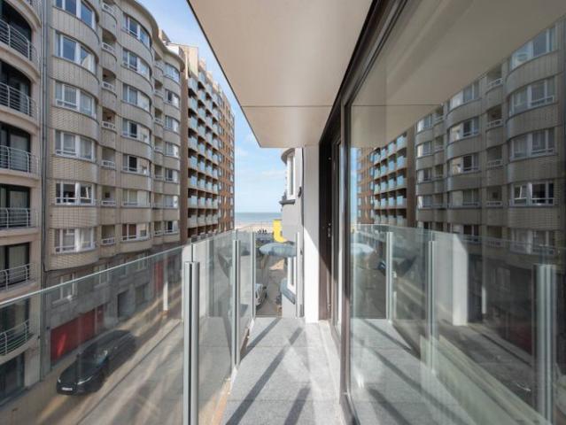 Op te frissen appartement met 2 slaapkamers te centrum Ooste