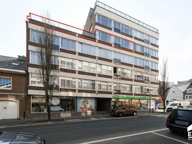 Op te frissen appartement met groot terras in Sint Truiden