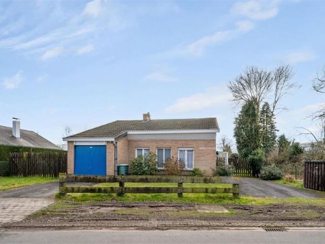 Op te frissen bungalow met zolderverdieping