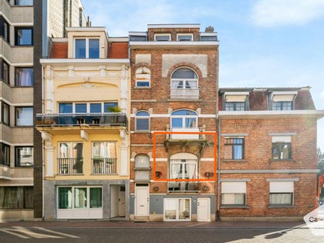 Op te frissen centraal gelegen 2 slaapkamer appartement