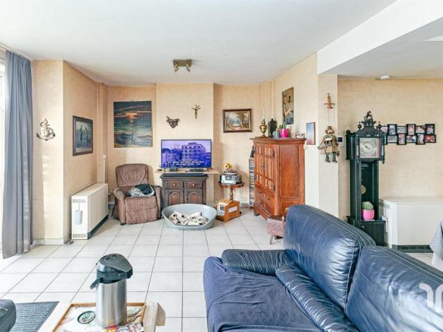 Op te frissen gelijkvloers appartement met 2 slaapkamers