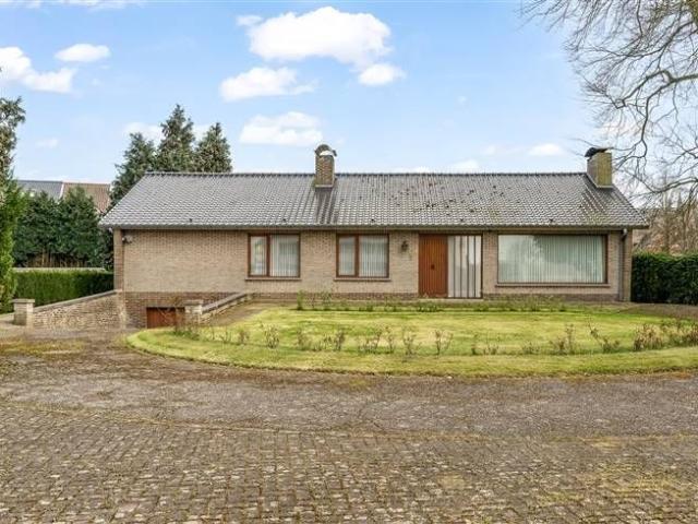 OP TE FRISSEN GELIJKVLOERSE WONING MET 3 SLAAPKAMERS OP EEN