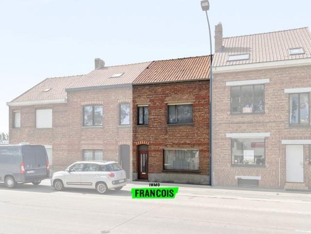 Op te frissen gezinswoning vlakbij alle invalswegen te Oost…