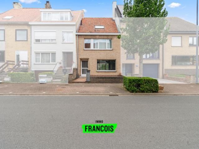 Op te frissen gezinswoning in een residentiële buurt op de …