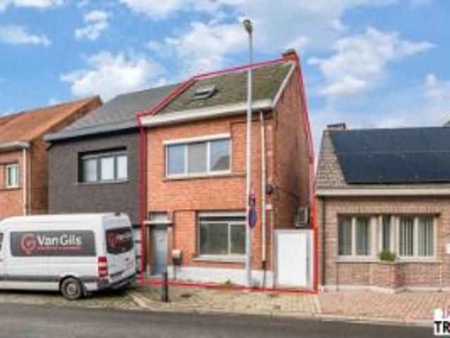 Op te frissen gezinswoning met tuin rustig & centraal gelege