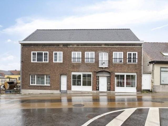 Op te frissen huis met drie slaapkamers te koop in Zwevegem