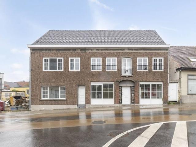Op te frissen huis met twee slaapkamers te koop in Zwevegem!