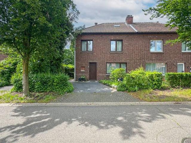 Op te frissen half open bebouwing met 3 slaapkamers!