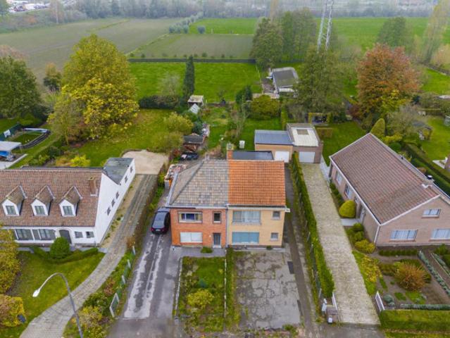 Op te frissen halfopen bebouwing met veel potentieel