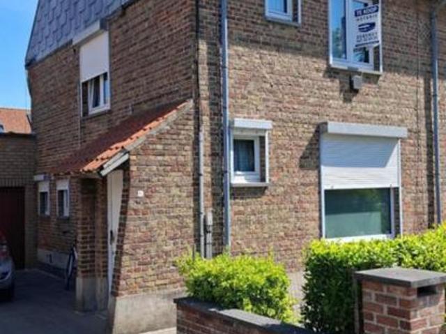 Op te frissen halfopen woning met garage