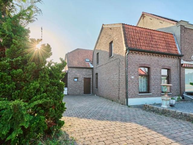 OP TE FRISSEN HALFOPEN WONING OP DE RAND VAN HET CENTRUM VAN