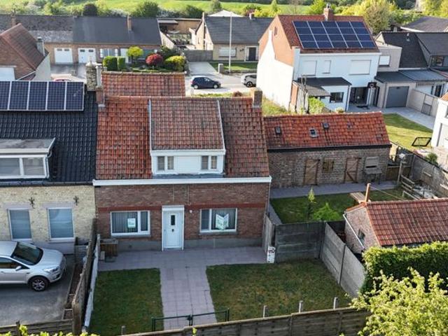 Op te frissen halfopen woning op rustige ligging nabij cent