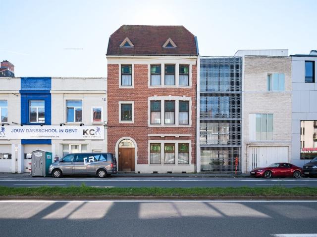 Op te frissen, karaktervolle art déco herenwoning naar de hand van architect J. Hebbelynck met aangename stadstuin met bijzonder